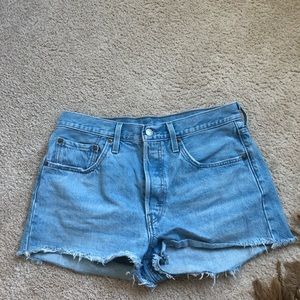 Jean shorts Levi’s really flattering